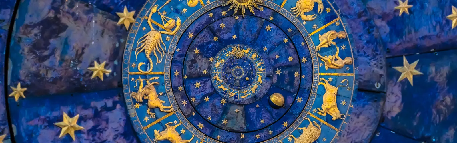 Astrologie dargestellt durch golden Tierkreiszeichen in einem Kreis auf blauem Grund.